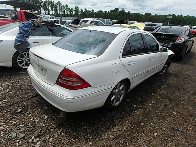 WDBRF61J82F237897 - 2002 MERCEDES-BENZ C 240 WHITE photo 4