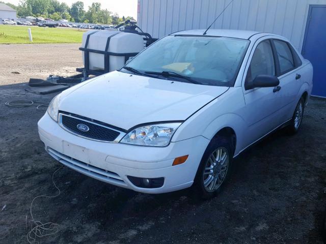 1FAHP34N97W152300 - 2007 FORD FOCUS ZX4 WHITE photo 2