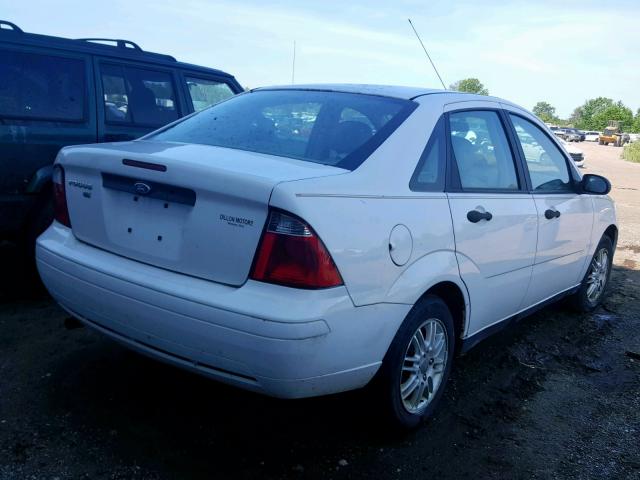 1FAHP34N97W152300 - 2007 FORD FOCUS ZX4 WHITE photo 4