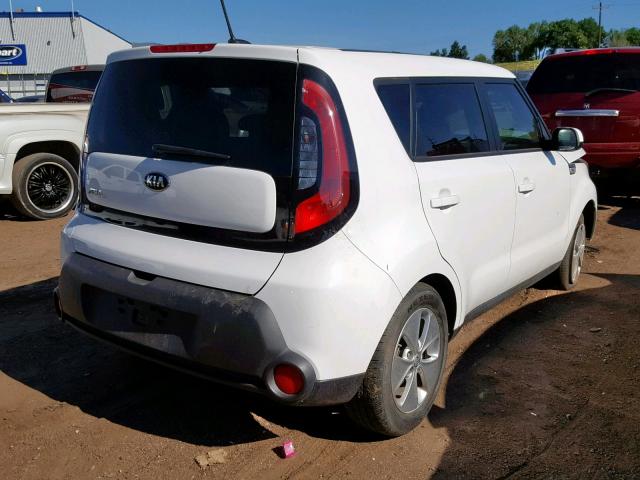 KNDJN2A20G7270509 - 2016 KIA SOUL WHITE photo 4