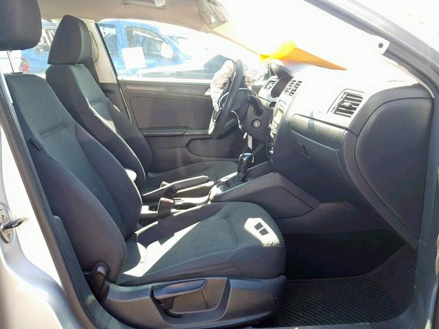 3VW2K7AJ8EM236688 - 2014 VOLKSWAGEN JETTA BASE 银色 照片 5