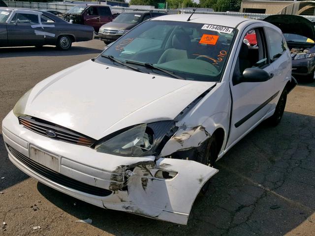 3FAFP31Z44R116558 - 2004 FORD FOCUS ZX3 WHITE photo 2