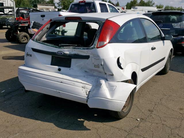 3FAFP31Z44R116558 - 2004 FORD FOCUS ZX3 WHITE photo 4