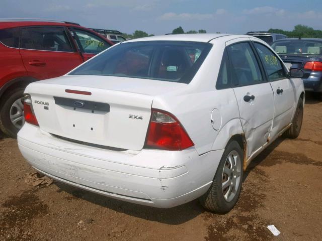 1FAFP34N35W151650 - 2005 FORD FOCUS ZX4 WHITE photo 4