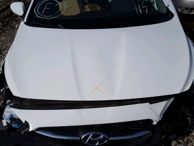 KMHCT4AE4HU194568 - 2017 HYUNDAI ACCENT SE WHITE photo 7