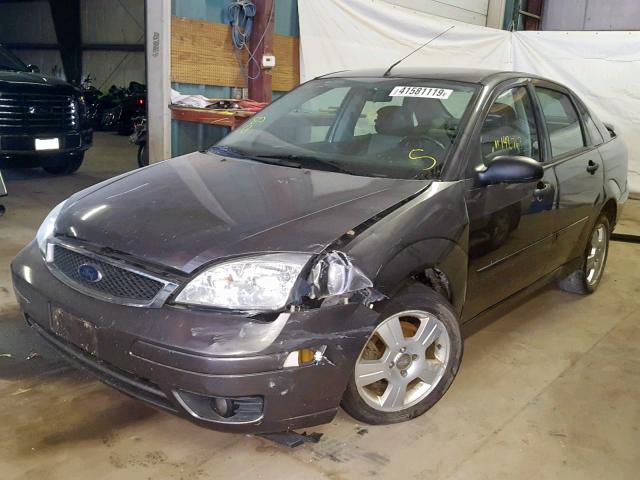 1FAHP34N17W244517 - 2007 FORD FOCUS ZX4 GRAY photo 2