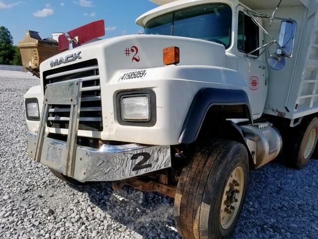 1M2P324C52M060367 - 2002 MACK 600 RD600 WHITE photo 10