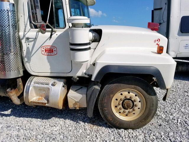 1M2P324C52M060367 - 2002 MACK 600 RD600 WHITE photo 9