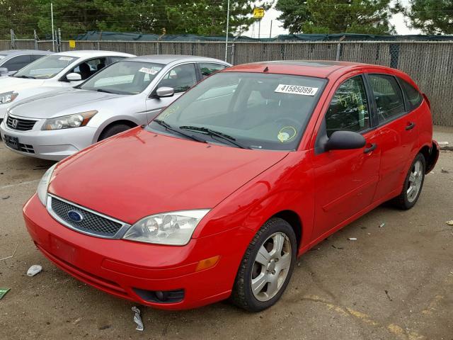 3FAHP37N95R134858 - 2005 FORD FOCUS ZX5 RED photo 2