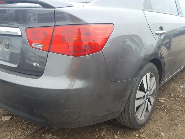 KNAFU4A26D5698559 - 2013 KIA FORTE EX GRAY photo 9