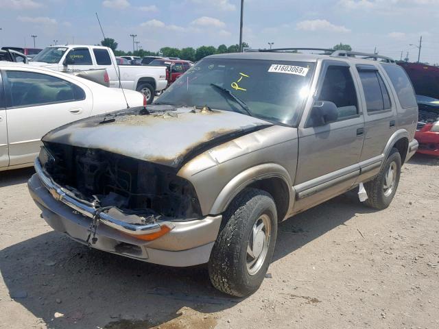 1GNDT13W9W2151180 - 1998 CHEVROLET BLAZER GRAY photo 2