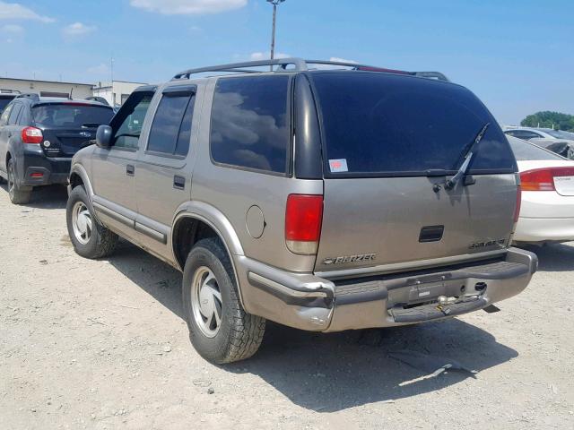 1GNDT13W9W2151180 - 1998 CHEVROLET BLAZER GRAY photo 3