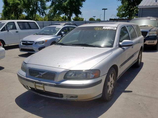 YV1SW53D411011317 - 2001 VOLVO V70 T5 TUR SILVER photo 2