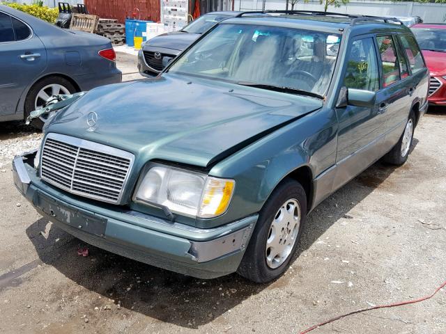 WDBEA92E5SF299466 - 1995 MERCEDES-BENZ E 320 GREEN photo 2