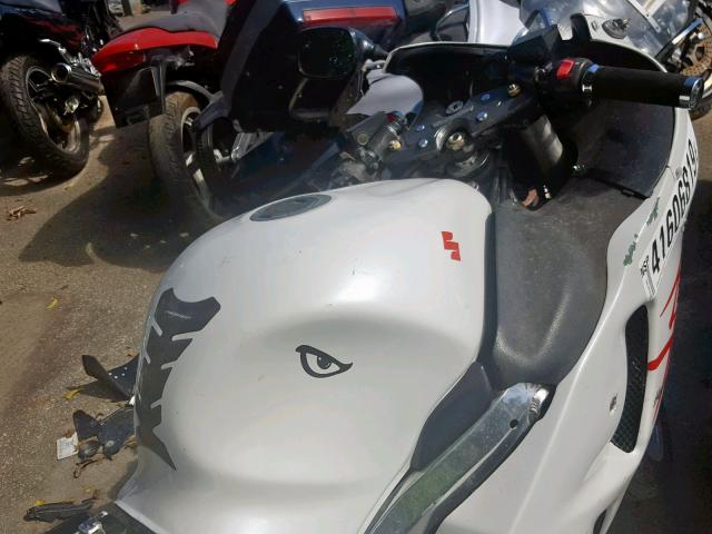 JS1GW71A7Y2104749 - 2000 SUZUKI GSX1300 R WHITE photo 5