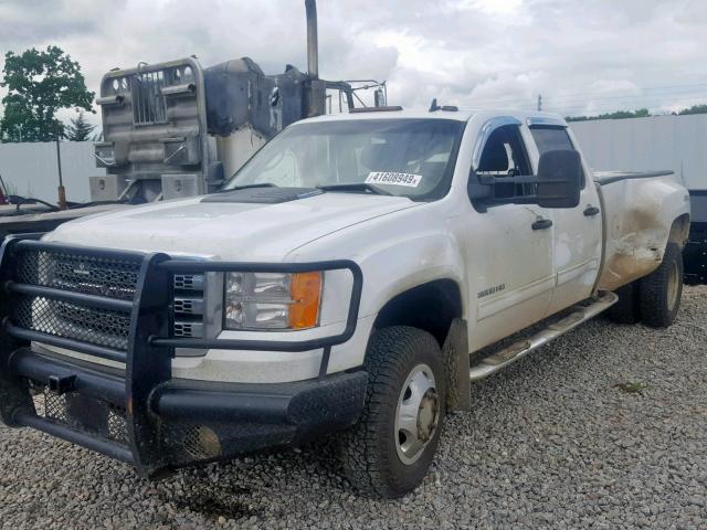 1GT423C89DF188793 - 2013 GMC SIERRA K35 WHITE photo 2