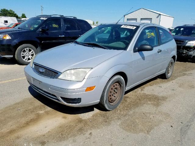 1FAFP31N77W187655 - 2007 FORD FOCUS ZX3 SILVER photo 2