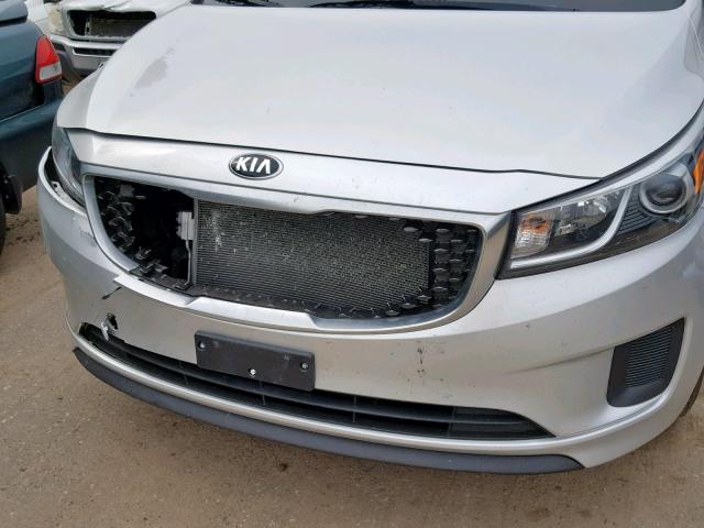 KNDMB5C18G6174211 - 2016 KIA SEDONA LX SILVER photo 9