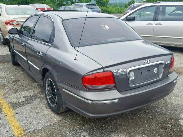 KMHWF25S92A571235 - 2002 HYUNDAI SONATA GL GRAY photo 3