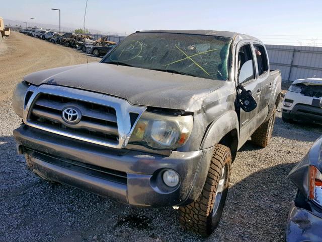 3TMJU62NX9M078185 - 2009 TOYOTA TACOMA DOU GRAY photo 2