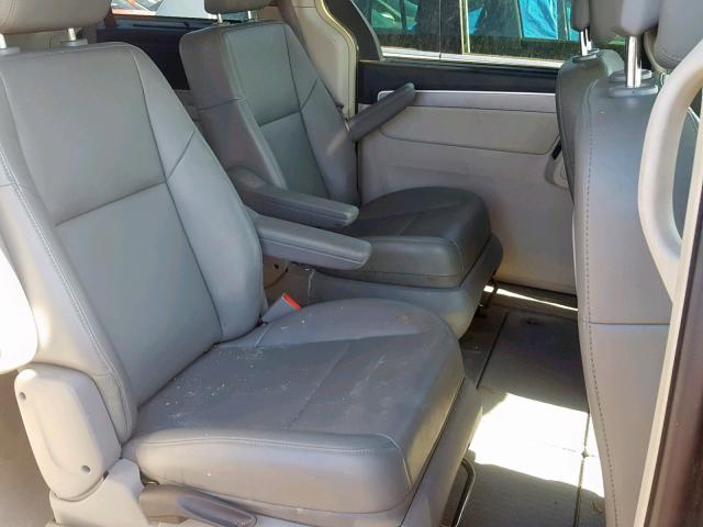 2V4RW3DG0BR717656 - 2011 VOLKSWAGEN ROUTAN SE CHARCOAL photo 6