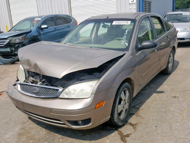 1FAHP34N65W169715 - 2005 FORD FOCUS ZX4 GOLD photo 2