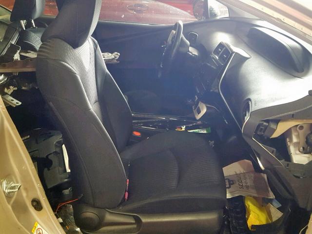 JTDKARFP9H3012639 - 2017 TOYOTA PRIUS PRIM 棕色 照片 5