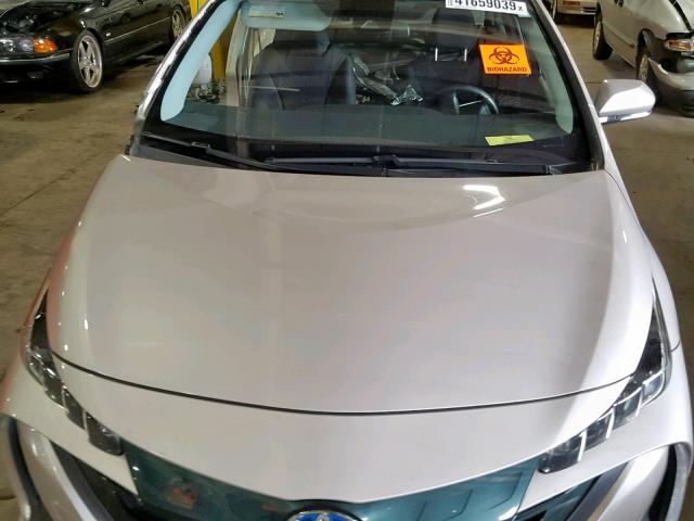 JTDKARFP9H3012639 - 2017 TOYOTA PRIUS PRIM 棕色 照片 7