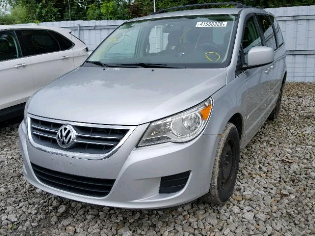 2V8HW34X29R597444 - 2009 VOLKSWAGEN ROUTAN SE SILVER photo 2