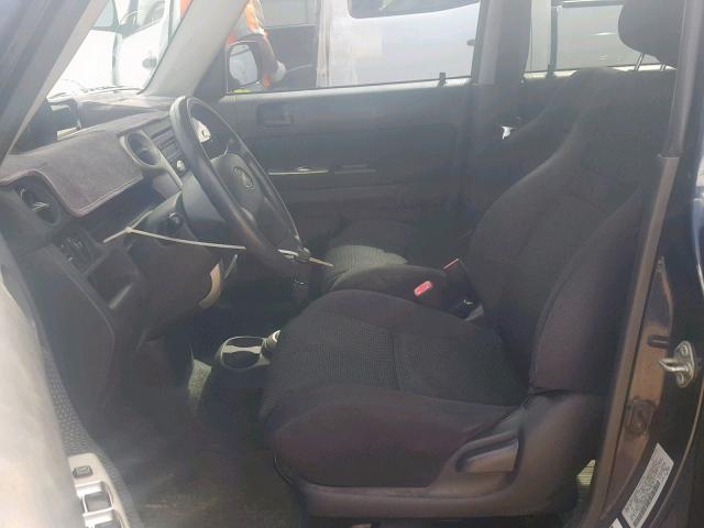 JTLKT334450176058 - 2005 TOYOTA SCION XB BLACK photo 5