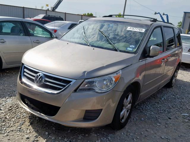 2V8HW34149R586330 - 2009 VOLKSWAGEN ROUTAN SE TAN photo 2