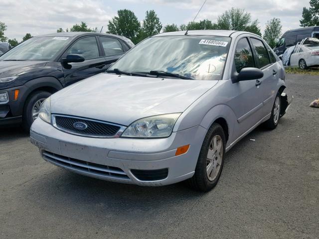 1FAHP34N46W254408 - 2006 FORD FOCUS ZX4 SILVER photo 2