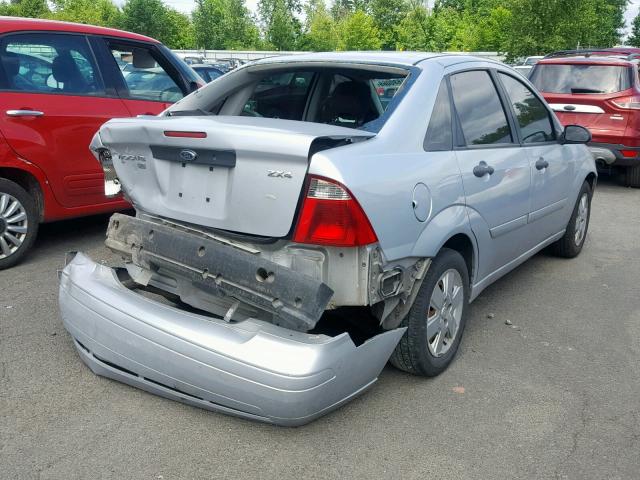 1FAHP34N46W254408 - 2006 FORD FOCUS ZX4 SILVER photo 4