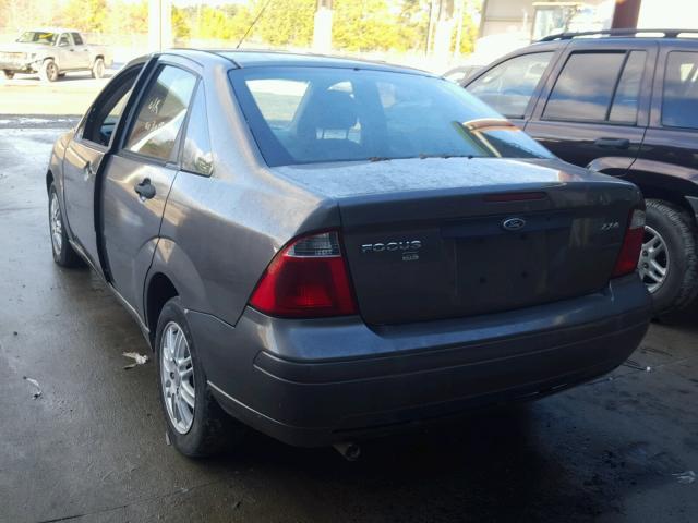 1FAFP34N66W110771 - 2006 FORD FOCUS ZX4 GRAY photo 3