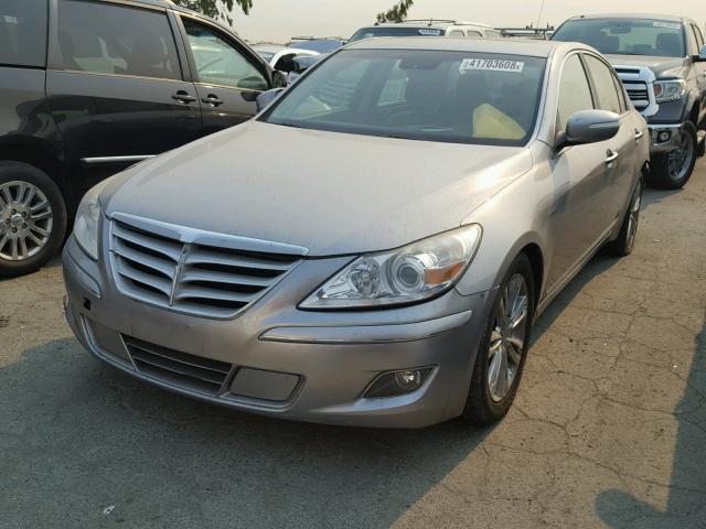 KMHGC4DF2BU121289 - 2011 HYUNDAI GENESIS 4. SILVER photo 2