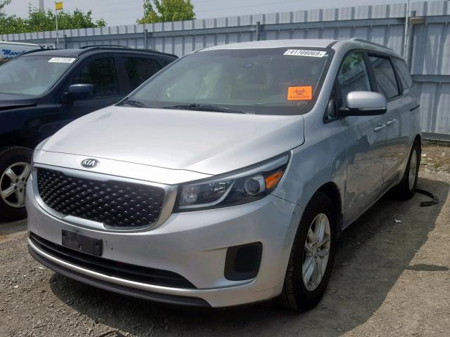 KNDMB5C12F6016395 - 2015 KIA SEDONA LX SILVER photo 2