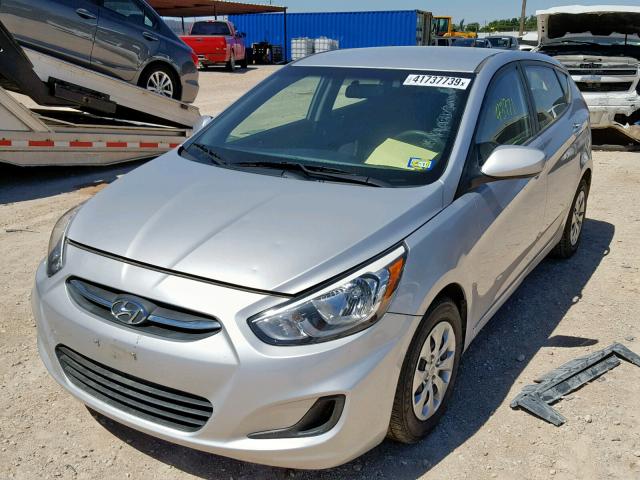 KMHCT5AE5HU339283 - 2017 HYUNDAI ACCENT SE SILVER photo 2