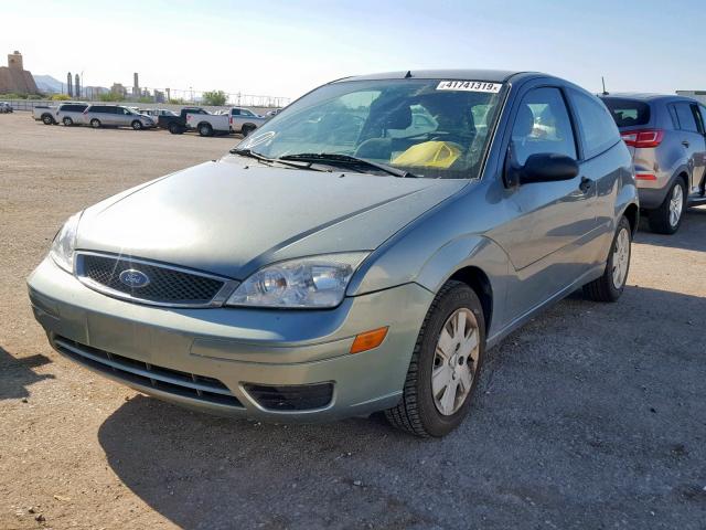 1FAFP31N96W149035 - 2006 FORD FOCUS ZX3 GRAY photo 2