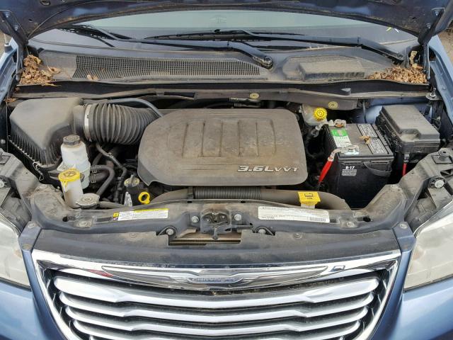 2A4RR8DG2BR783103 - 2011 CHRYSLER TOWN & COU BLUE photo 7