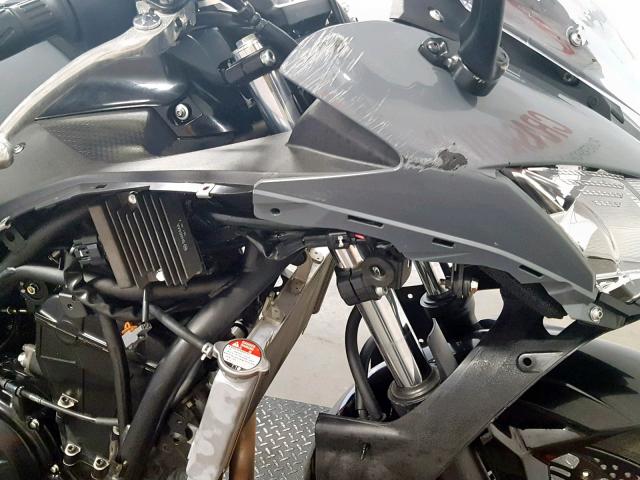 JKAEXEJ15JDA02890 - 2018 KAWASAKI EX650 J ნაცრისფერი ფოტო 10