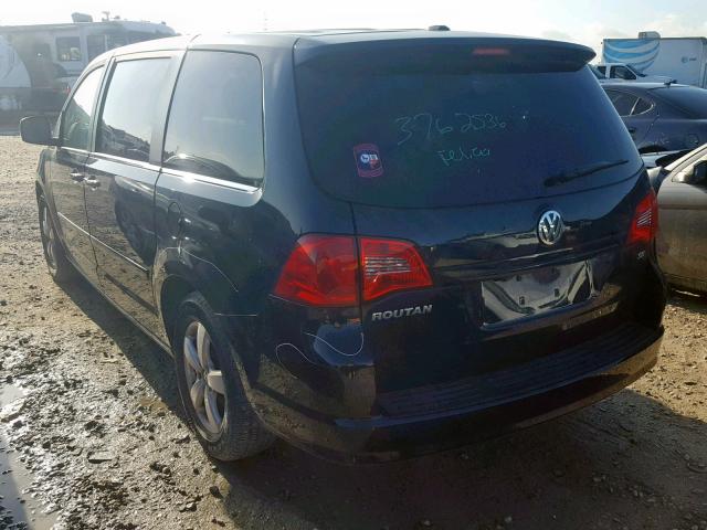 2V4RW3D18AR167245 - 2010 VOLKSWAGEN ROUTAN SE BLACK photo 3