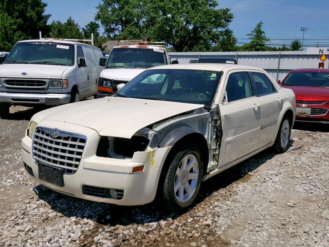 2C3AA53GX5H561403 - 2005 CHRYSLER 300 TOURIN CREAM photo 2