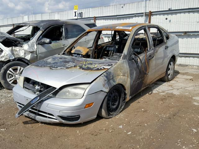 1FAHP34N16W241194 - 2006 FORD FOCUS ZX4 SILVER photo 2