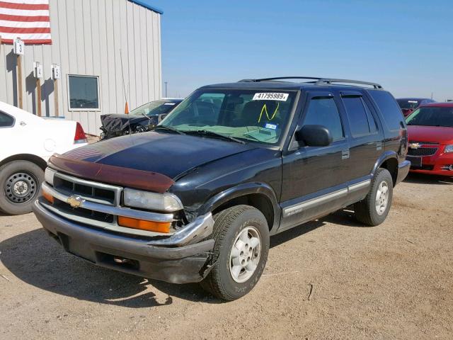 1GNDT13W812208445 - 2001 CHEVROLET BLAZER BLACK photo 2