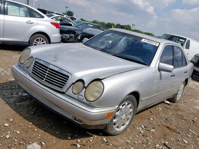 WDBJF55F1VJ033148 - 1997 MERCEDES-BENZ E 320 SILVER photo 2