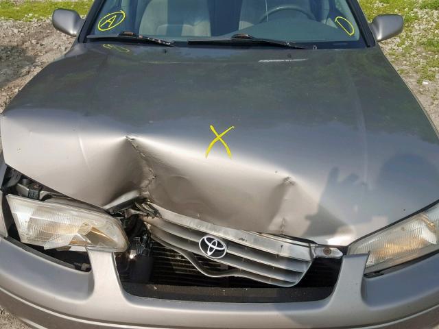 JT2BG22K3W0136266 - 1998 TOYOTA CAMRY CE SILVER photo 7