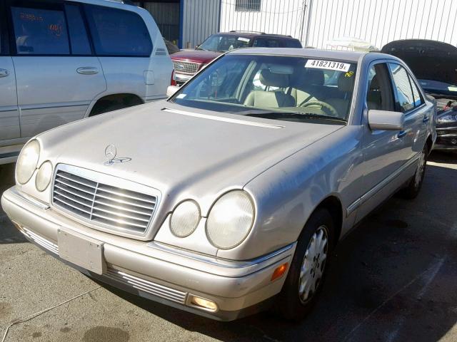 WDBJF65F6WA463314 - 1998 MERCEDES-BENZ E 320 SILVER photo 2