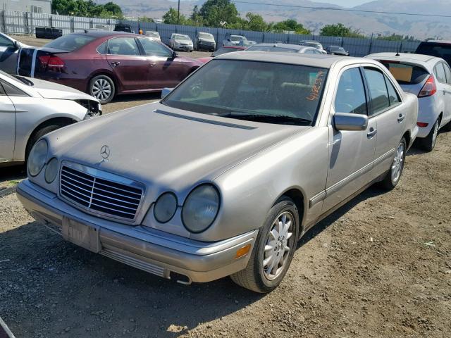 WDBJF55F5VA367599 - 1997 MERCEDES-BENZ E 320 GOLD photo 2