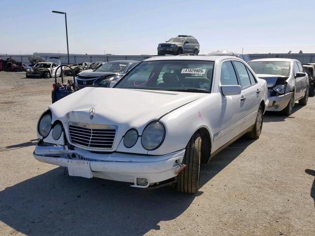 WDBJF65F3WA506586 - 1998 MERCEDES-BENZ E 320 WHITE photo 2