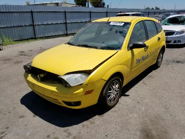 3FAFP37N95R119641 - 2005 FORD FOCUS ZX5 YELLOW photo 2